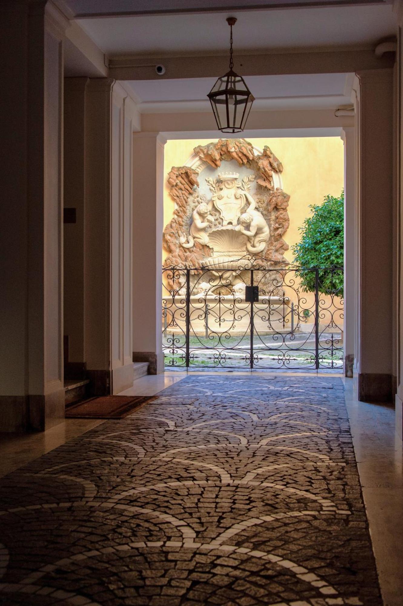 Bernini Stay, Next To Trevi Fountain Рим Экстерьер фото